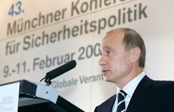 Владимир Путин выступает на Мюнхенской конференции в 2007 году