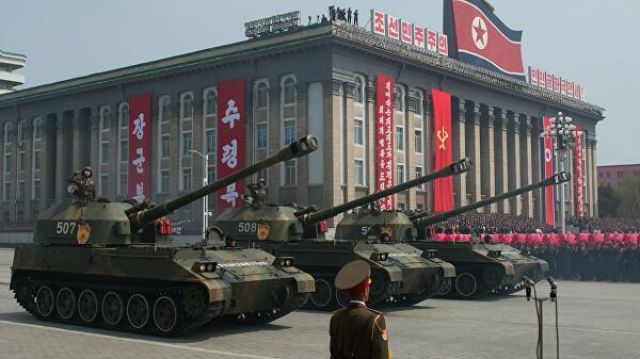 122-мм самоходные пушки "М-1991" на бронированном шасси "Чучхе-по" Корейской народной армии во время парада в Пхеньяне