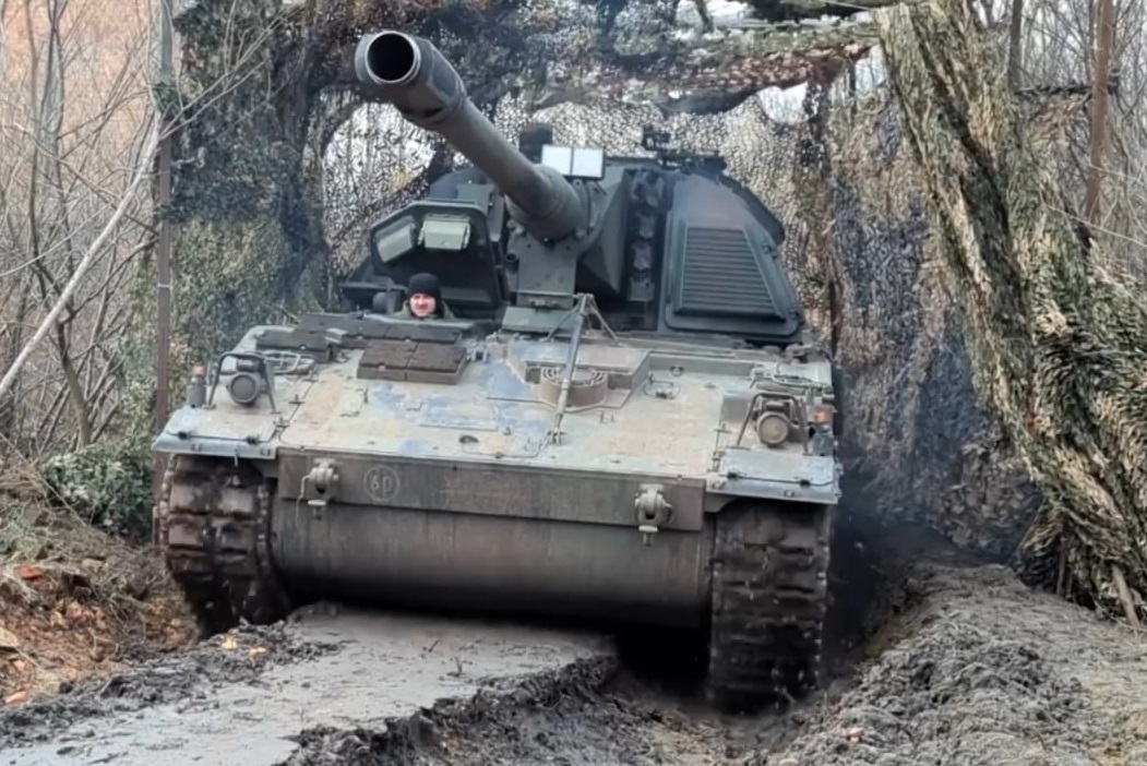 155-мм/52 самоходная гаубица PzH 2000 немецкого производства вооруженных сил Украины в импровизированном "противоланцетном" укрытии на линии фронта, февраль 2024 года