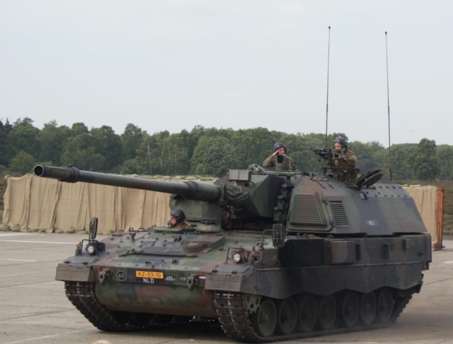 155-мм/52 самоходная гаубица PzH 2000-NL армии Нидерландов