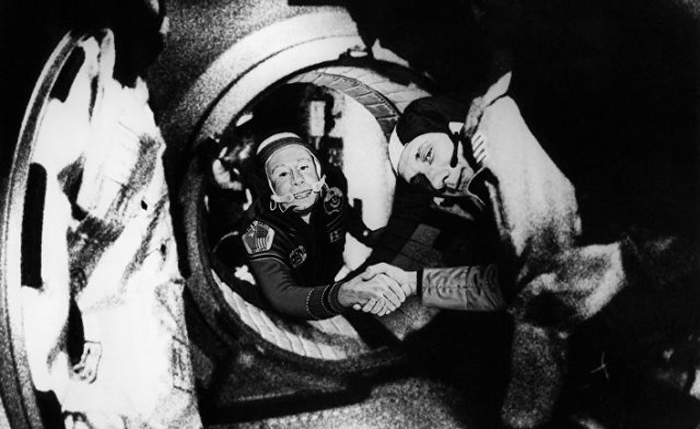 17 июля 1975. Советский космонавт Алексей Леонов и американский астронавт Томас Стэффорд пожимают друг другу руки