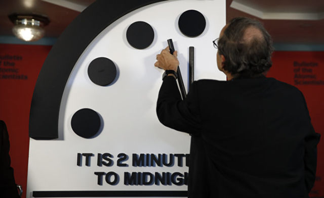25 января 2018. Роберт Рознер, председатель Бюллетеня ученых-атомщиков, перемещает минутную стрелку Часов судного дня на без двух минут полночь