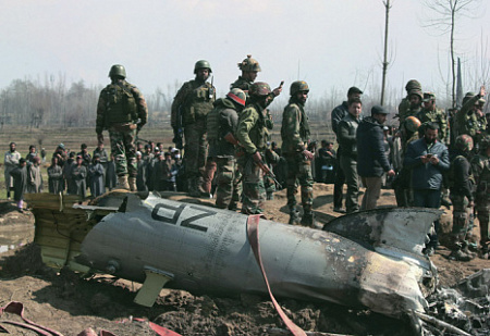 27 февраля в Кашмире потерпел крушение индийский вертолет Ми-17, но Исламабад заявил, что к этому, в отличие от уничтожения двух истребителей ВВС Индии, он непричастен. Фото Reuters