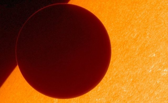 5 июня 2012. Венера на фоне Солнца, снимок сделан космическим аппаратом Hinode