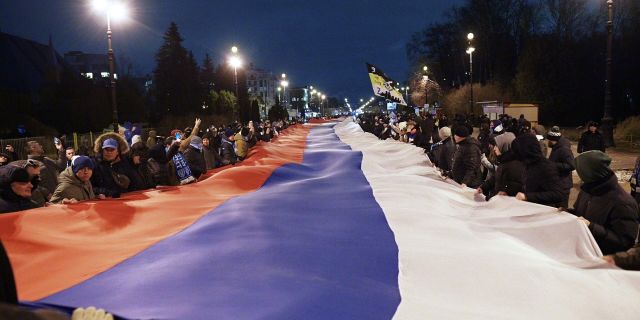 600-метровый сербско-российский флаг развернули в Санкт-Петербурге