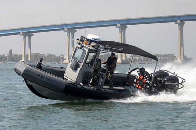 9-метровый катер типа Explosive Ordnance Disposal (EOD) Multi-Use EOD Response Craft ВМС США постройки компании United States Marine в "открытом" варианте