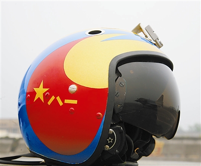 Chinese_Pilot_Gold_helmet