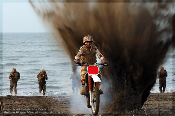 Iranian_motorcyclists_001
