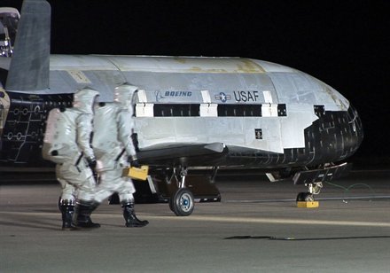 X-37B_after_landing_001