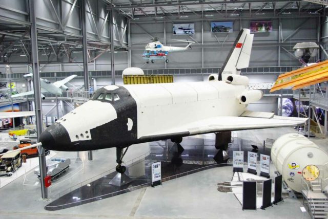 А БТС-002 ОК-ГЛИ (Изделие 0.02) трудно даже назвать макетом, поскольку он представляет собой полноценный самолет-аналог «Бурана». По массе, развесовке и аэродинамическим характеристикам он полностью идентичен космическому кораблю, поскольку использовался 