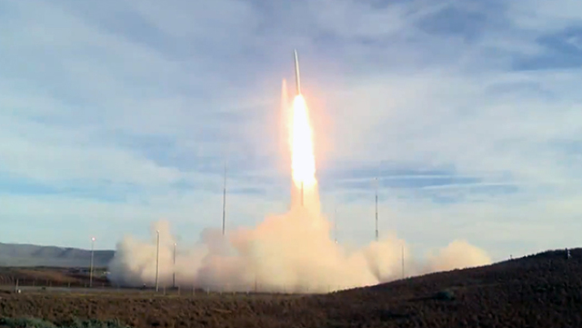 А это – испытания новейшей американской ракеты средней дальности, которая может быть направлена против Китая