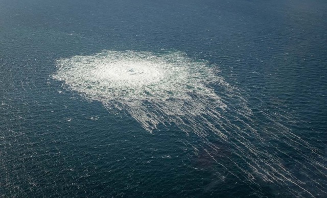 Аэрофотосъемка поверхности воды над местом утечки из газопровода «Северный поток — 2». Снимок сделан с борта F-16 Вооруженных сил Дании