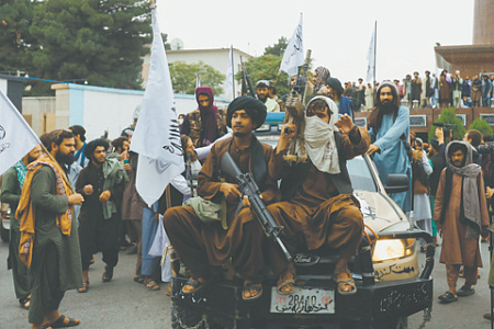 Афганские моджахеды ненавидят США, но любят американские винтовки M16. Фото Reuters