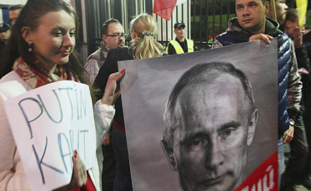 Акция протеста перед посольством России в Варшаве, Польша