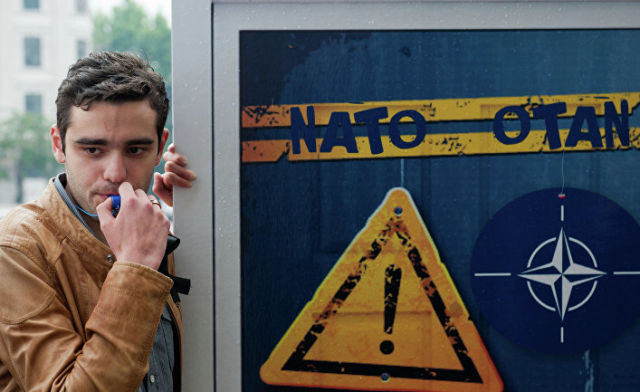 Активист неправительственной организации "Клуб молодых политологов" во время акции против вступления Грузии в НАТО