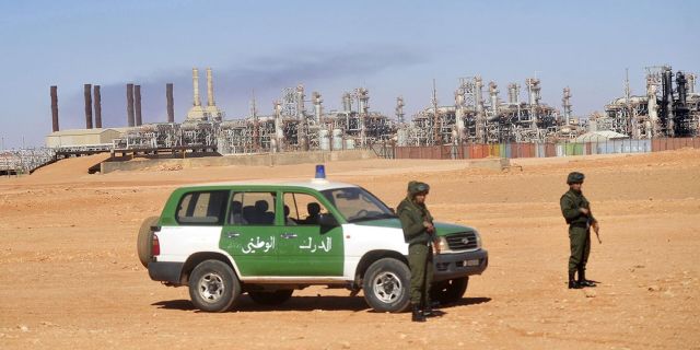 Алжирские военные на газовом заводе в Айн-Аменасе