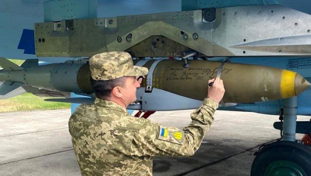 Американская 500-фунтовая авиационная бомба Mk 82 с комплектом планирования и коррекции Boeing JDAM-ER на подвеске истребителя Су-27 Воздушных сил Украины, с характерными надписями, 24.08.2023