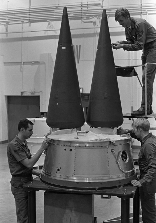Американская боеголовка W-78 для баллистической ракеты «Минитмен-3». Угол конуса корпуса боеголовки 17,8 градуса. Высота боеголовки 1,72 метра, диаметр основания 0,54 метра