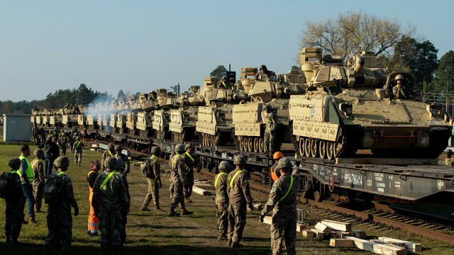 Американские боевые машины пехоты "Брэдли" на железнодорожной станции Пабраде в Литве