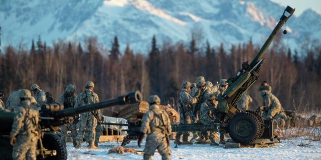 Американские десантники во время учений на военной базе Эльмендорф — Ричардсон в Анкоридже, Аляска