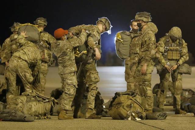 Американские десантники во время военных учений Swift Response в рамках учений Defender Europe 2021