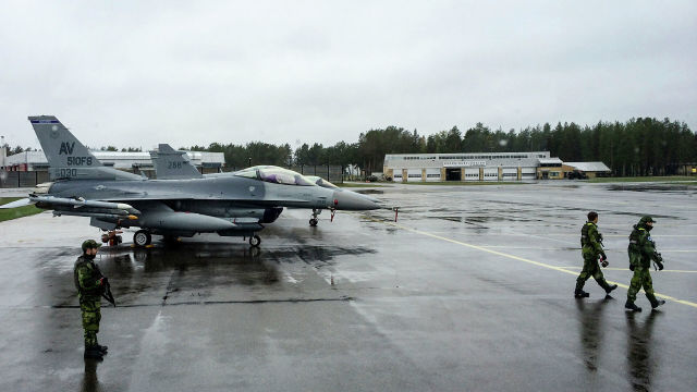 Американские истребители на аэродроме в Швеции во время учений войск НАТО в Балтийском регионе