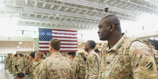Американские солдаты на армейском аэродроме в Саванне, штат Джорджия
