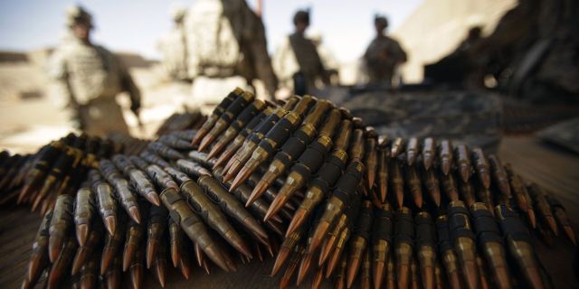 Американские солдаты на стрельбище в лагере Таджи, Ирак