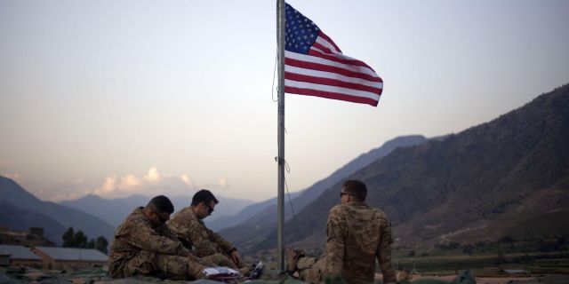 Американские солдаты с флагом в провинции Кунар, Афганистан