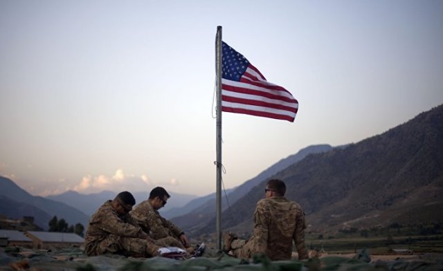 Американские солдаты с флагом в провинции Кунар, Афганистан