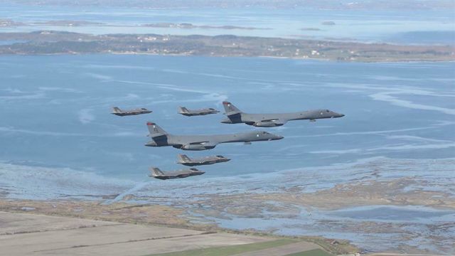 Американские стратегические бомбардировщики B-1B Lancer в сопровождении истребителей F-35 ВВС Норвегии