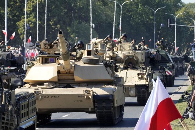 Американские танки "Абрамс" армии Польши во время парада, посвященного Дню Войска польского, в Варшаве
