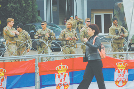Американские военнослужащие из состава сил KFOR охраняют муниципальные учреждения в в косовском Лепосавиче. Июнь 2023 года. Фото Reuters