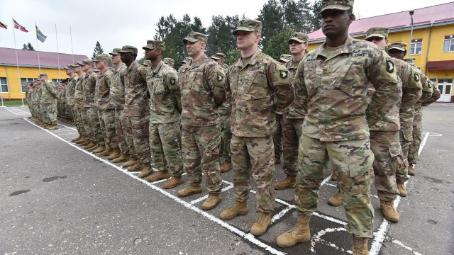 Американские военнослужащие во время ротации подразделений по подготовке военнослужащих Украины