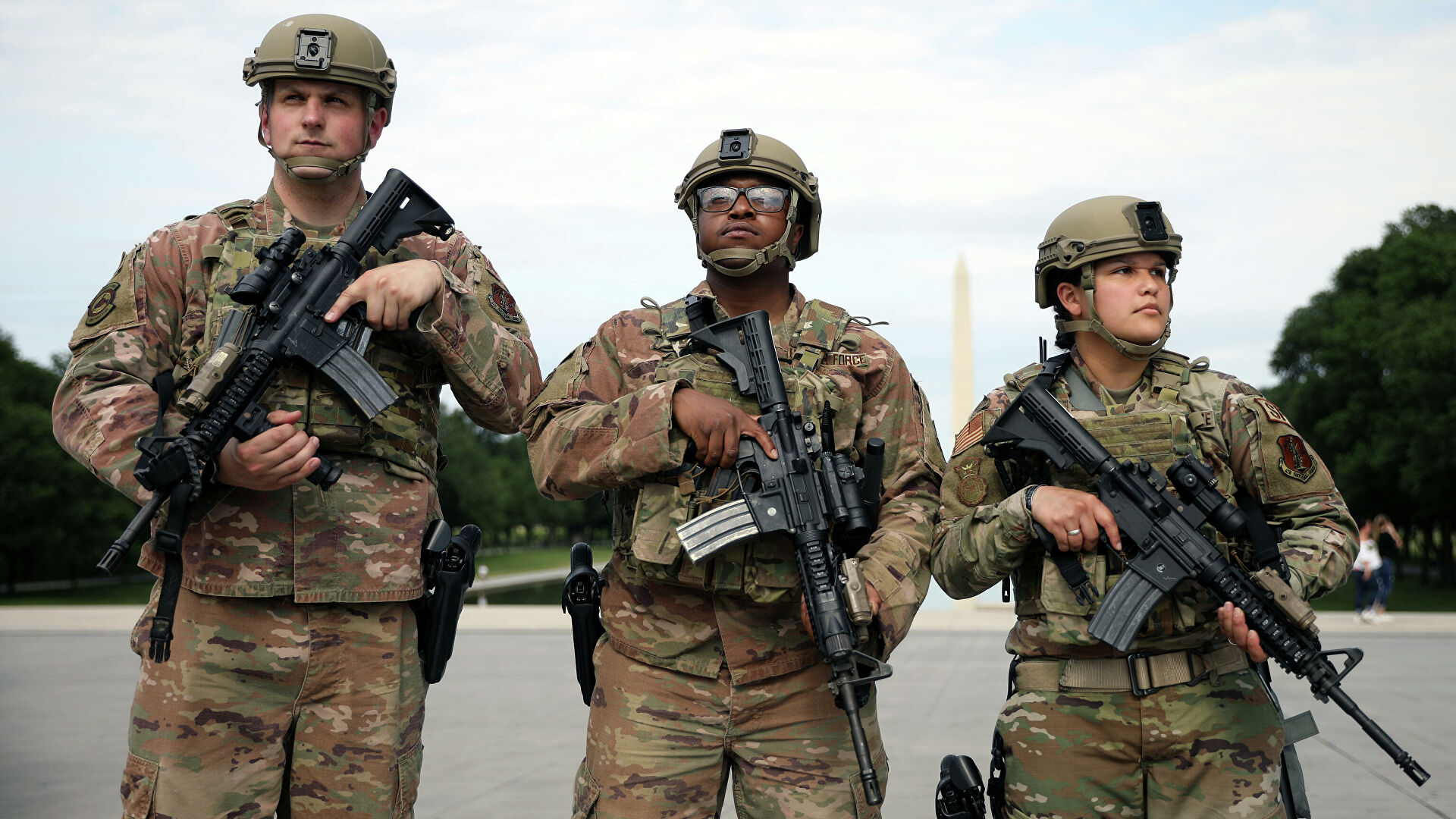 Бондаренко с американским военным. Национальная гвардия США м14. Американские военные. Армия США. Американская армия.