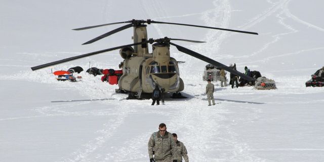 Американские военные на леднике Кахилтна на Аляске