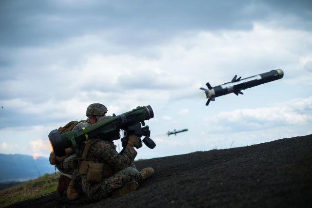 Американские военные производят выстрел ПТРК Javelin во время учений