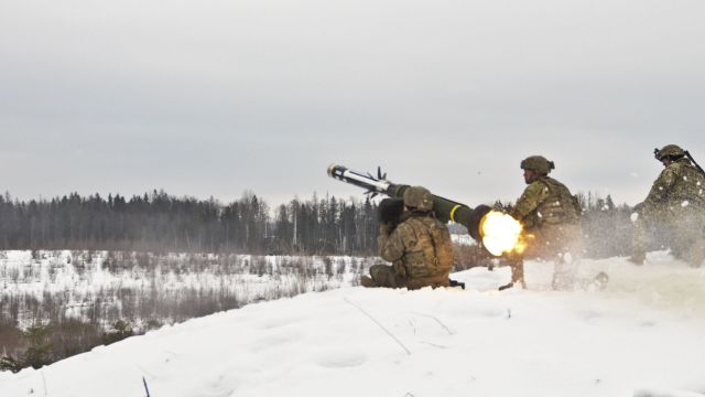 Американские военные производят выстрел во время учений в Эстонии