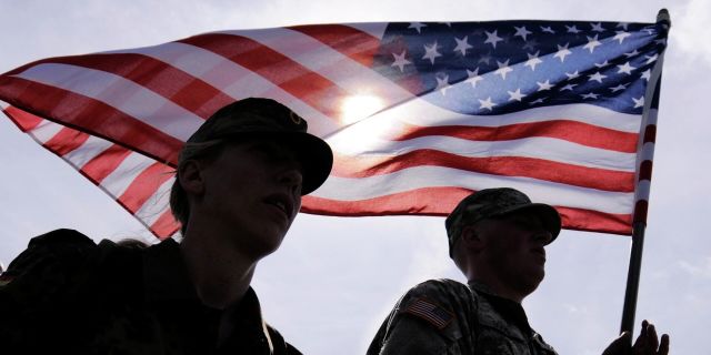 Американские военные с флагом во время военных учений в Германии