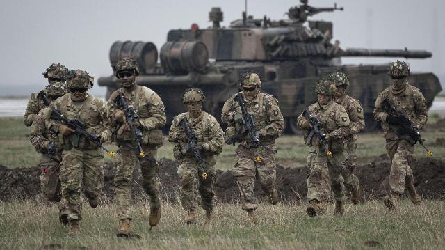 Американские военные во время учения НАТО