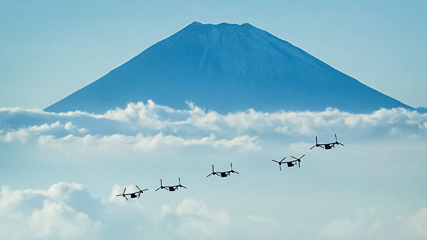Американские конвертопланы Osprey на фоне горы Фудзи в Японии