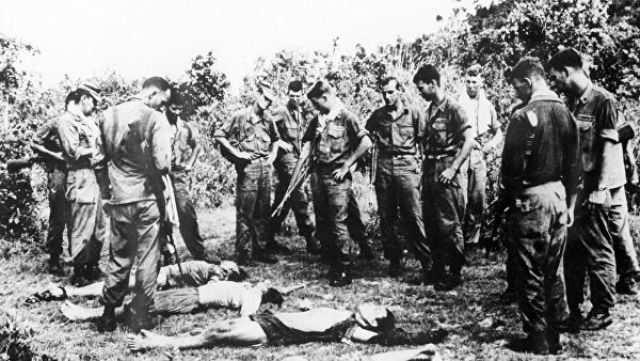 Американские солдаты над телами убитых вьетнамцев