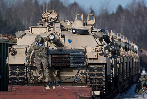 Американские танки Abrams на железнодорожной станции в Литве