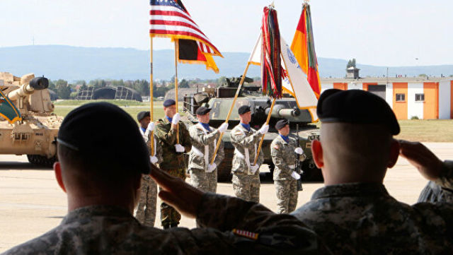 Американские военные на аэродроме армии США в Висбадене, Германия