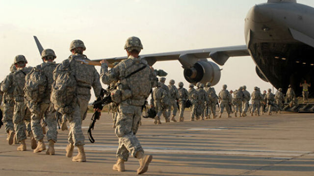 Американские военные во время посадки в самолет на авиабазе в Киркуке, Ирак