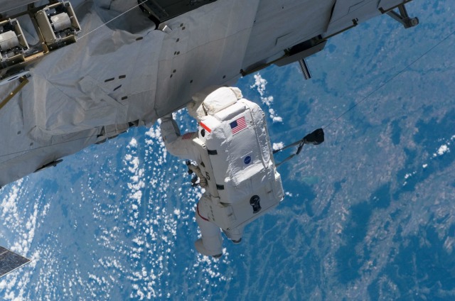 Американский астронавт во время выхода в открытый космос на МКС, ноябрь 2019 года
