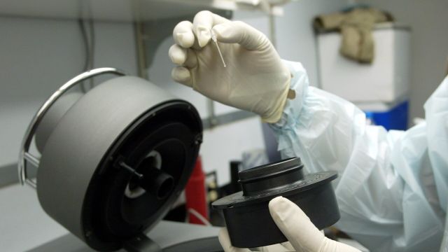 Американский биолог тестирует образцы ДНК на одном из военных объектов США