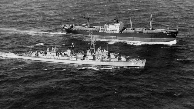 Американский эсминец радиолокационного наблюдения "Висоул" и советский сухогруз "Иван Ползунов" в Атлантическом океане в период Карибского кризиса