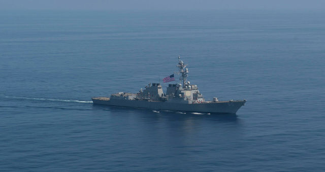 Американский эсминец USS Roosevelt во время транзита в направлении Черного моря