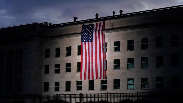 Американский флаг на здании Министерства обороны США в годовщину терактов 11 сентября
